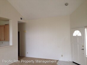11320 Camino Playa Cancun-Unit -#3 in San Diego, CA - Building Photo - Building Photo