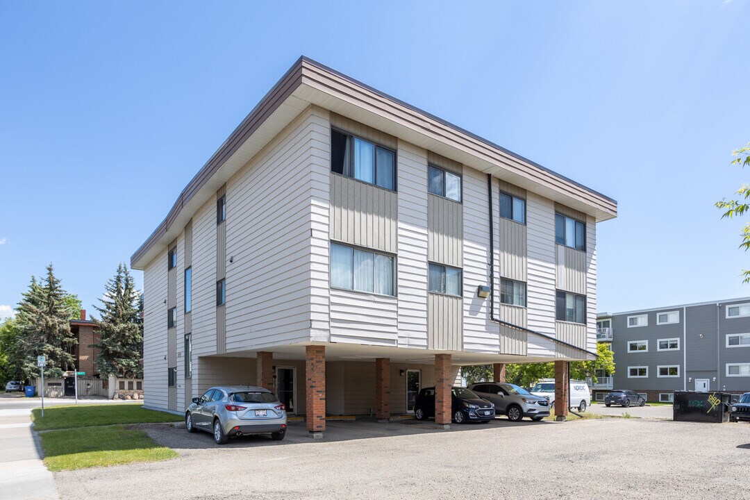 5105 44 St in Red Deer, AB - Building Photo