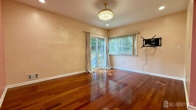 5 Viburnum Ct in East Brunswick, NJ - Building Photo - Building Photo