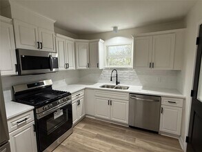 6210 Delany Rd in Hitchcock, TX - Building Photo - Building Photo