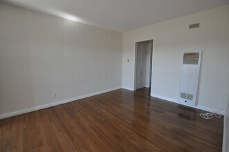 10924 Camarillo St in Los Angeles, CA - Foto de edificio - Building Photo