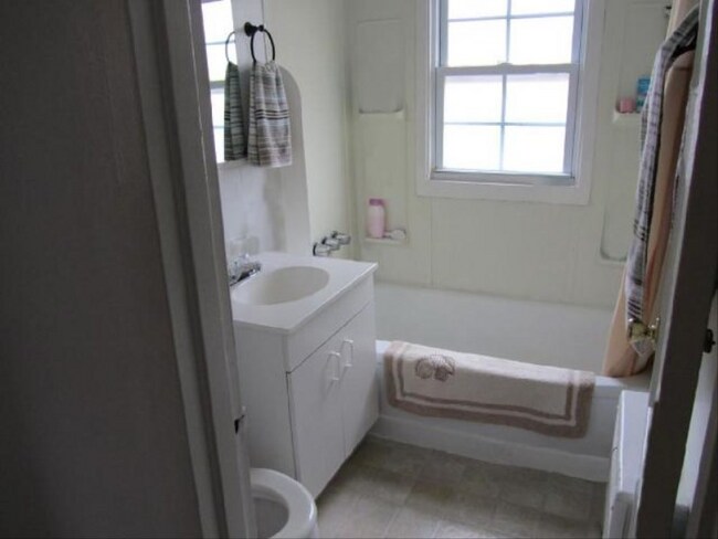 108 Northampton Rd-Unit -1C in Amsterdam, NY - Building Photo - Building Photo