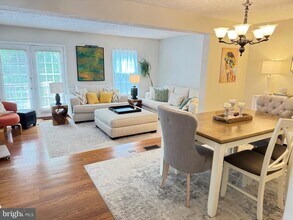 1549 Autumn Ridge Cir in Reston, VA - Foto de edificio - Building Photo