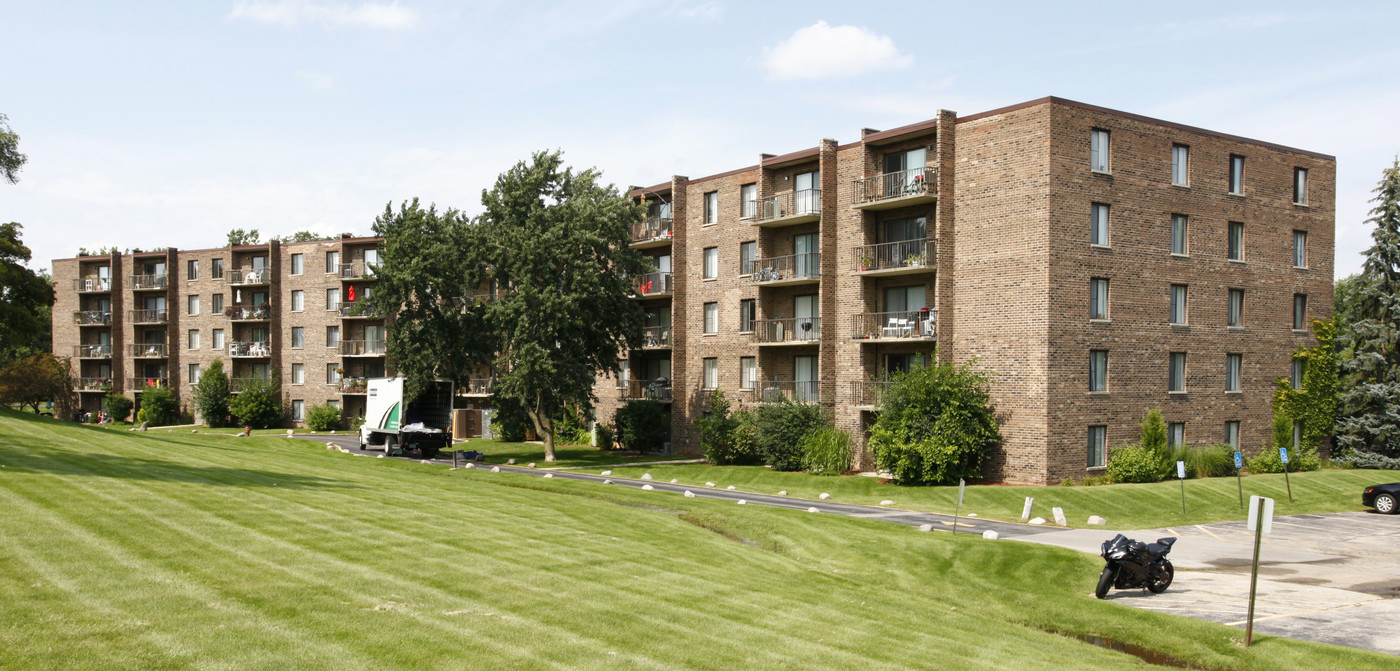 Inverleith Apartments in Palatine, IL - Building Photo