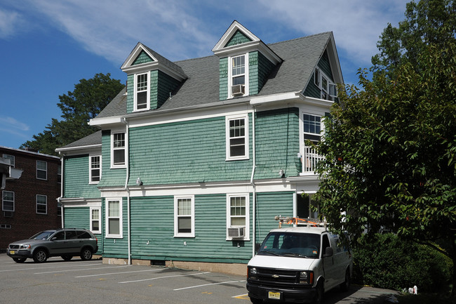 22 Upper Mountain Ave in Montclair, NJ - Foto de edificio - Building Photo