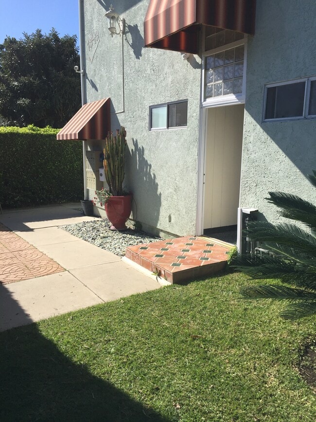 1943 Vista Del Mar St, Unit 3 in Los Angeles, CA - Building Photo - Building Photo