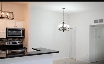 911 NE 199th St in Miami, FL - Building Photo - Building Photo