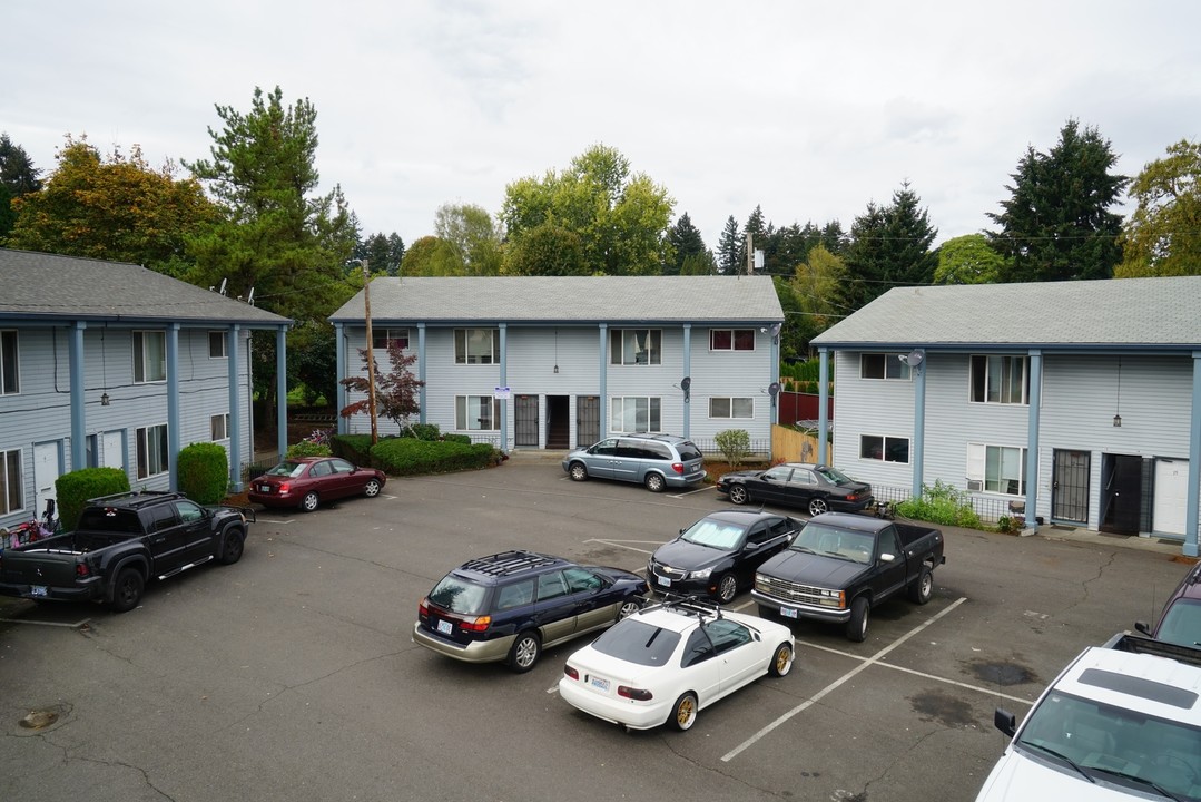 Colony Square Apartments in Milwaukie, OR - Building Photo