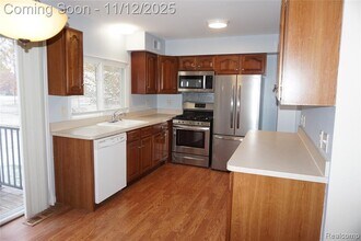 37680 Charter Oaks Blvd in Clinton Township, MI - Building Photo - Building Photo