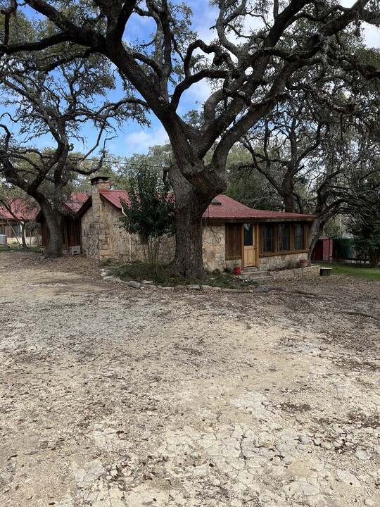 266 Red Bluff Ln in Blanco, TX - Building Photo