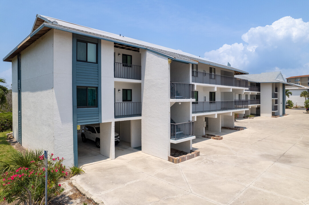 Admirals Bay Condominiums in Ft. Myers, FL - Building Photo