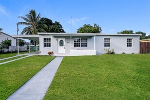 601 NW 194th St in Miami, FL - Building Photo