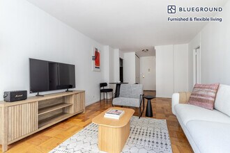 330 E 46th St in New York, NY - Building Photo - Building Photo