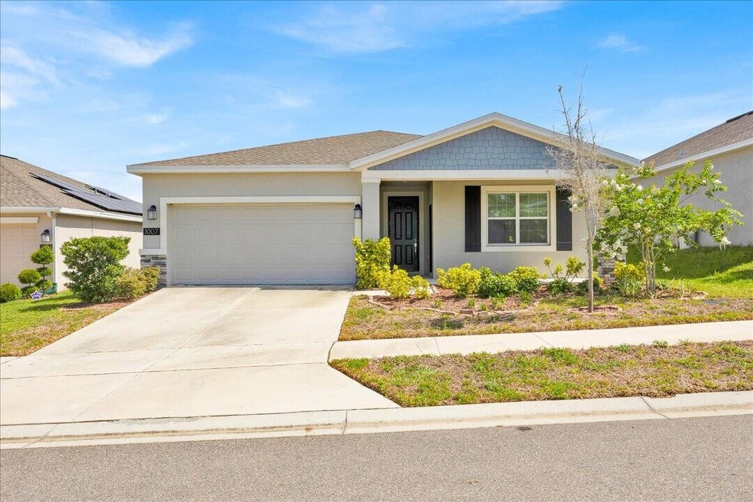 1007 Theodore St in Davenport, FL - Building Photo