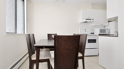 144 14th St W in North Vancouver, BC - Building Photo - Building Photo