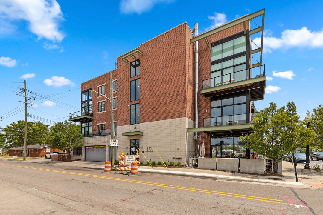 211 E 9 Mile Rd, Unit 205 in Ferndale, MI - Foto de edificio