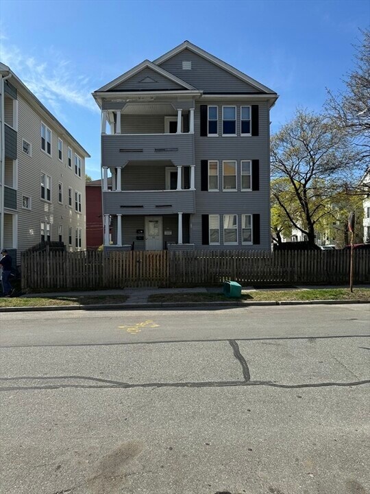 82 Cohasset St in Worcester, MA - Building Photo