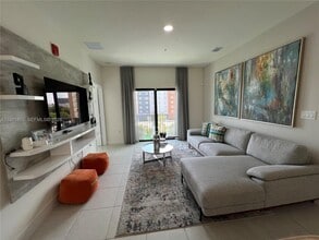 8001 NW 41st St in Doral, FL - Building Photo - Building Photo