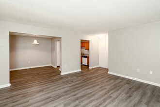 Avon Crossings in Durham, NC - Foto de edificio - Interior Photo