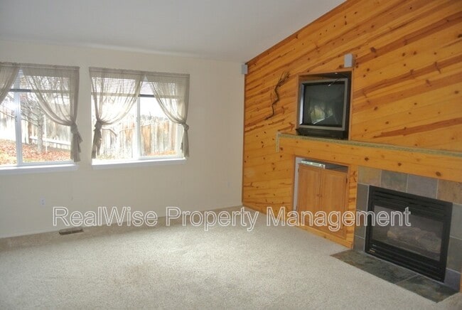 2103 SW 37th St in Redmond, OR - Building Photo - Building Photo