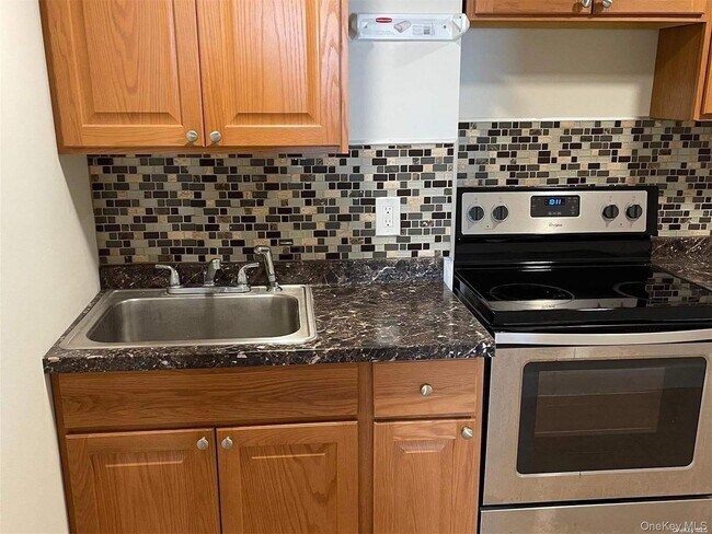 109 E Main St in Smithtown, NY - Foto de edificio - Building Photo