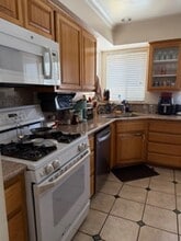 6335 W 85th Pl, Unit guest house in Los Angeles, CA - Foto de edificio - Building Photo