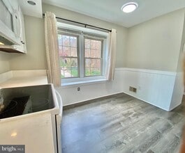 10323 Hampshire Green Ave in Fairfax, VA - Building Photo - Building Photo