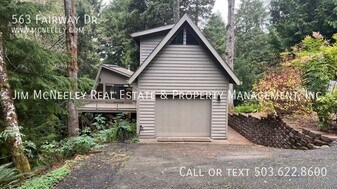 563 Fairway Dr in Gleneden Beach, OR - Building Photo