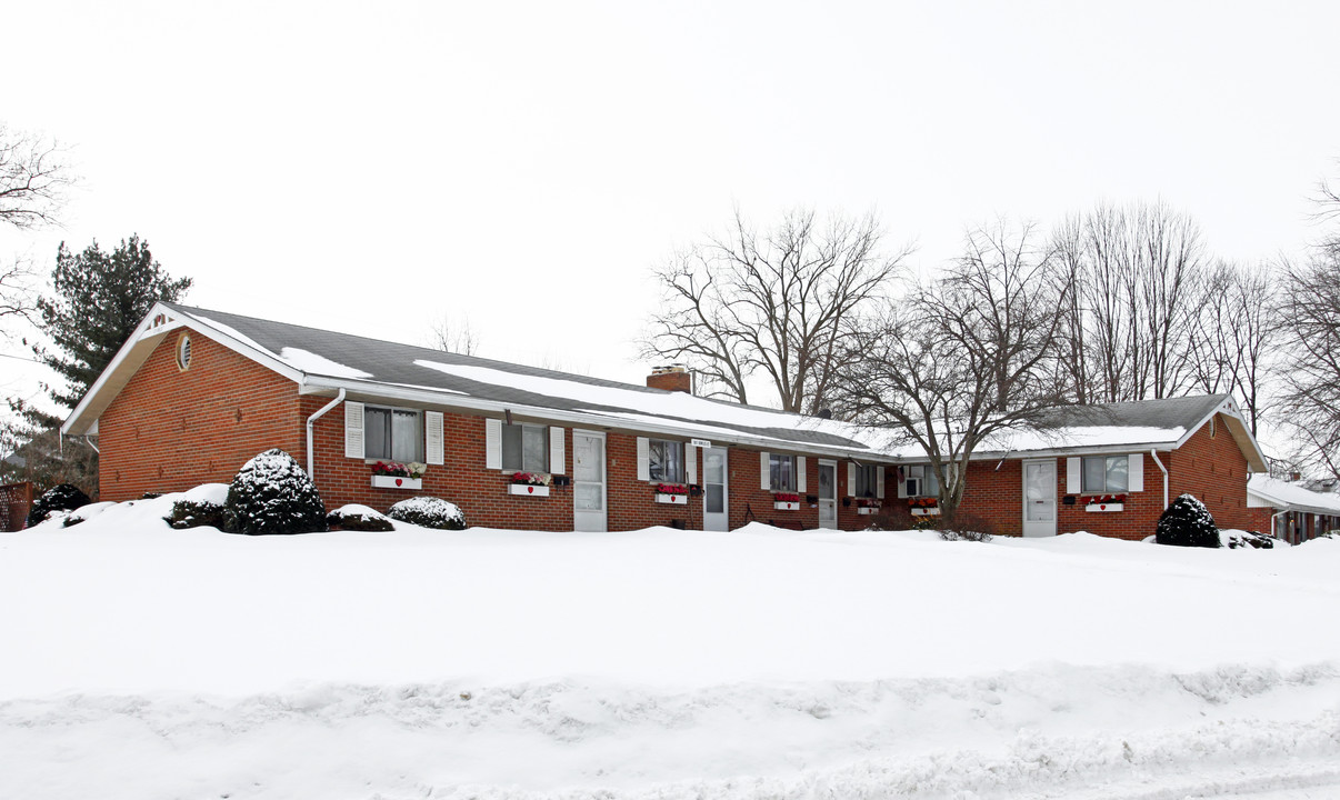 Bowles Court Apartments in Maumee, OH - Building Photo