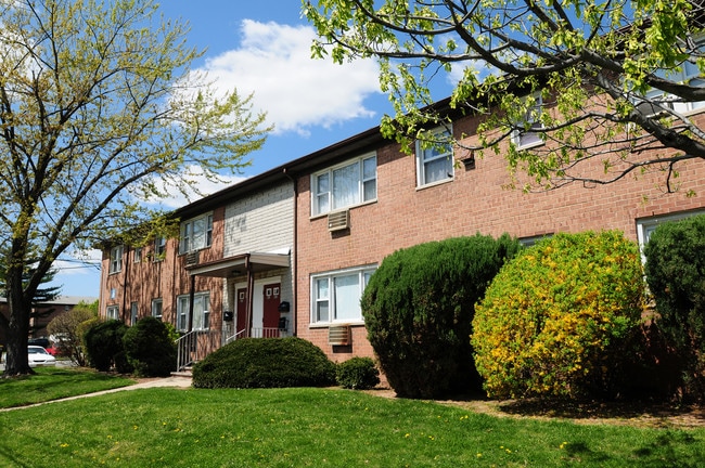 Convery Gardens in Perth Amboy, NJ - Foto de edificio - Building Photo