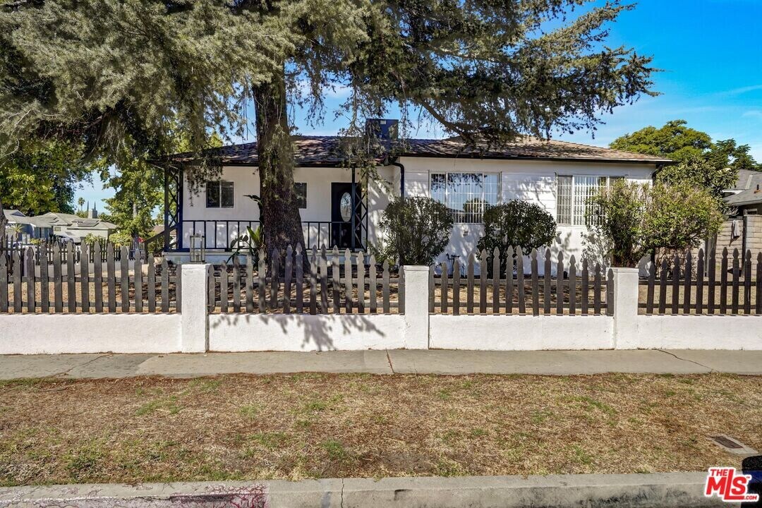 6633 Belmar Ave in Los Angeles, CA - Building Photo