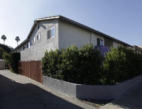 13520 Victory Blvd in Van Nuys, CA - Building Photo - Building Photo