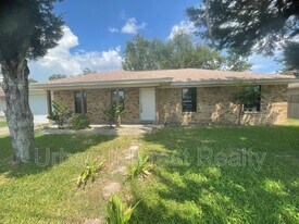 802 E Pine Forest Dr in Lynn Haven, FL - Building Photo