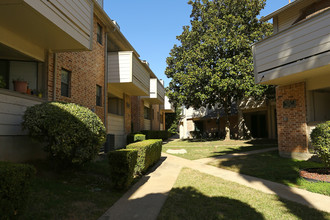 Woodland I I Condos in Austin, TX - Building Photo - Building Photo