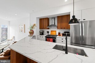 237 Krams Ave in Philadelphia, PA - Building Photo