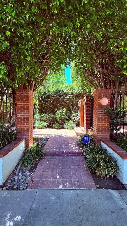 147-147 S Camden Dr in Beverly Hills, CA - Building Photo