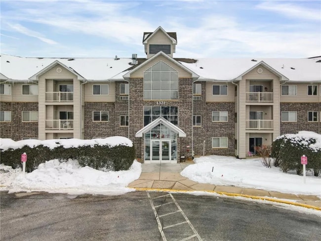 1321 Lake Dr W in Chanhassen, MN - Building Photo - Building Photo