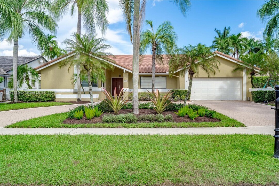 360 NW 107th Ave in Plantation, FL - Building Photo
