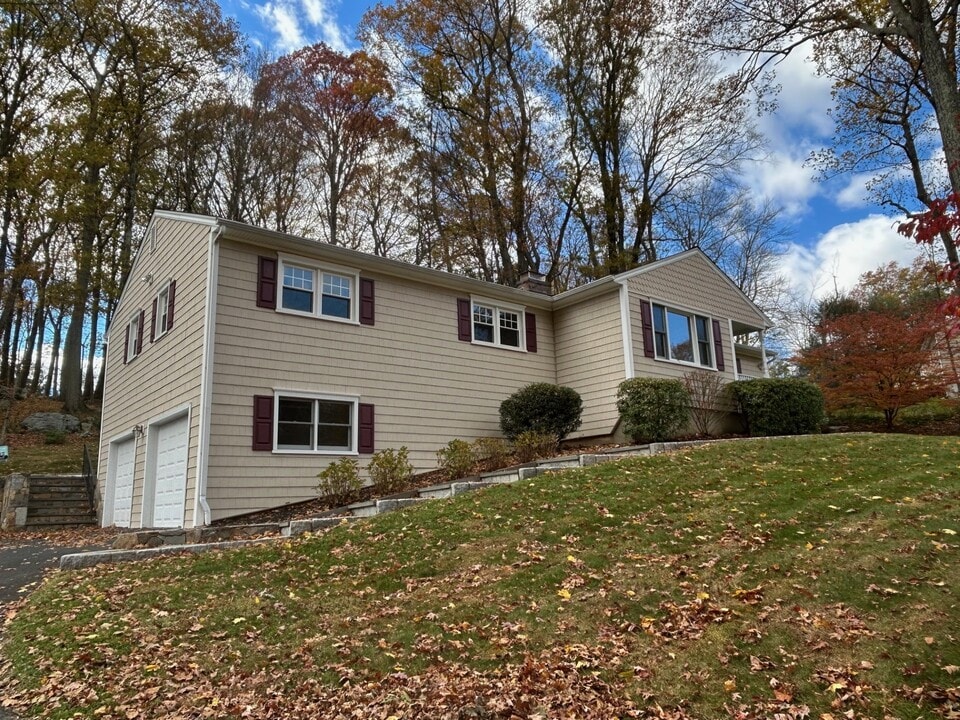 15 Old Village Ln in Trumbull, CT - Building Photo