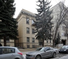 725 13th Ave SW in Calgary, AB - Building Photo
