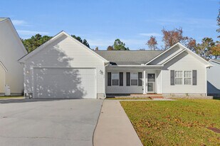 204 Two Oaks Ct in Newport, NC - Building Photo
