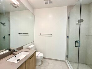 120 NW 31st St, Unit A10 in Miami, FL - Foto de edificio - Building Photo