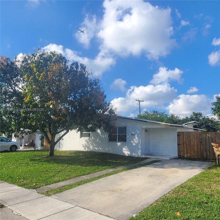 5721 SW 39th St in Davie, FL - Building Photo