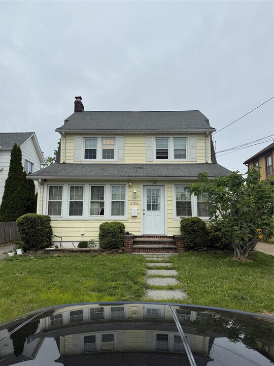1186 Thomas St in Hewlett, NY - Building Photo