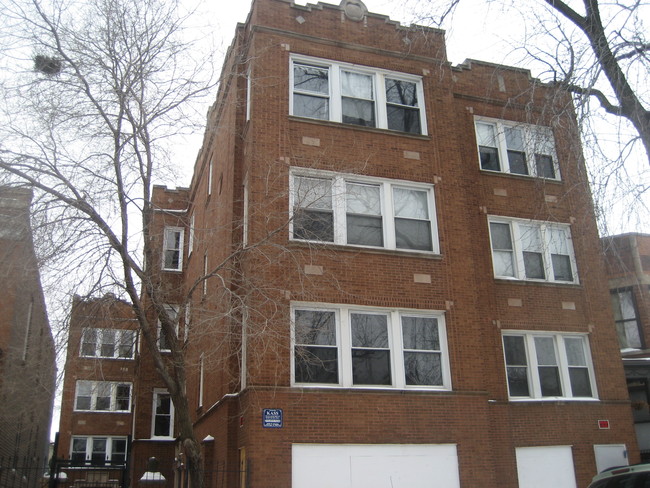 3233 W Potomac Ave in Chicago, IL - Foto de edificio - Building Photo