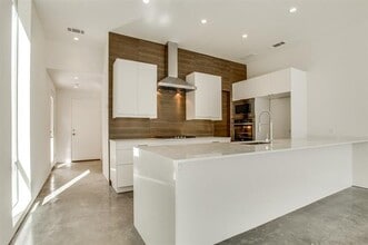 5802 Bryan Pkwy in Dallas, TX - Building Photo - Building Photo