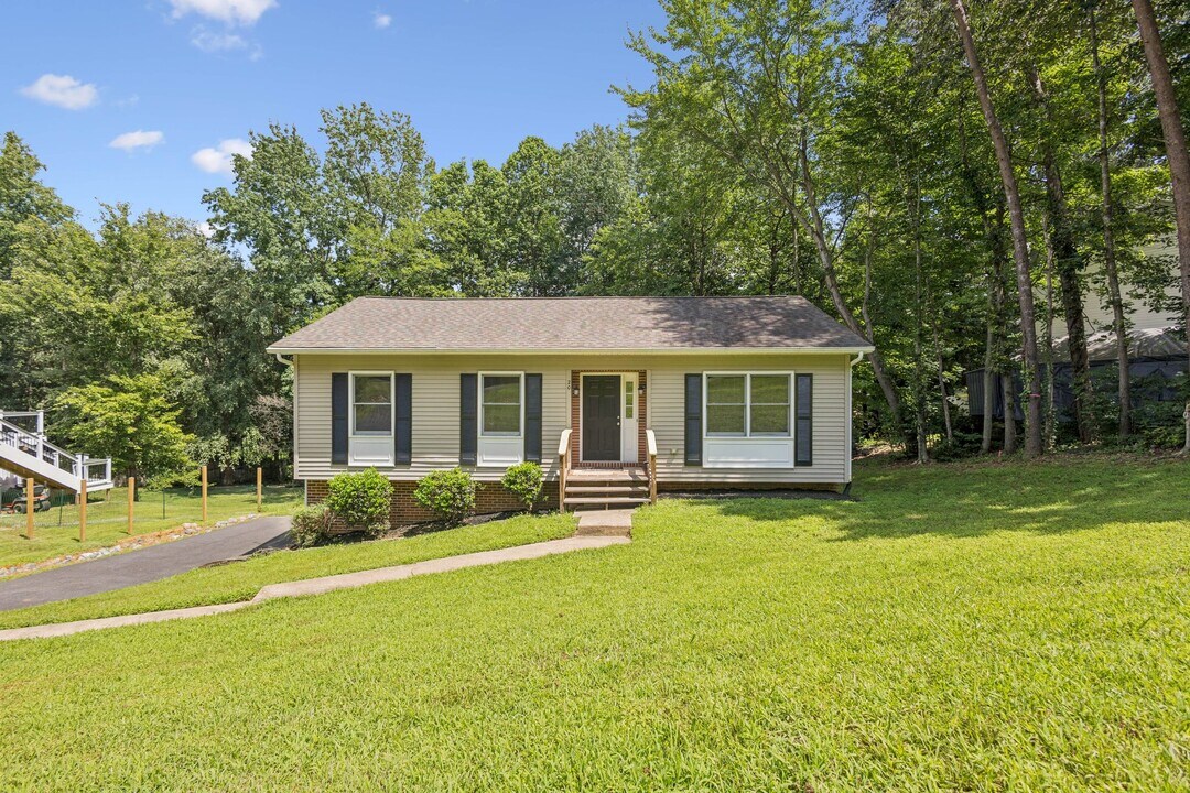 20 Cherry Laurel Dr in Fredericksburg, VA - Building Photo