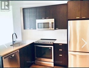 30 Roehampton Ave in Toronto, ON - Building Photo - Building Photo