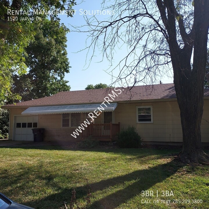 1520 Jarvis Dr in Manhattan, KS - Foto de edificio