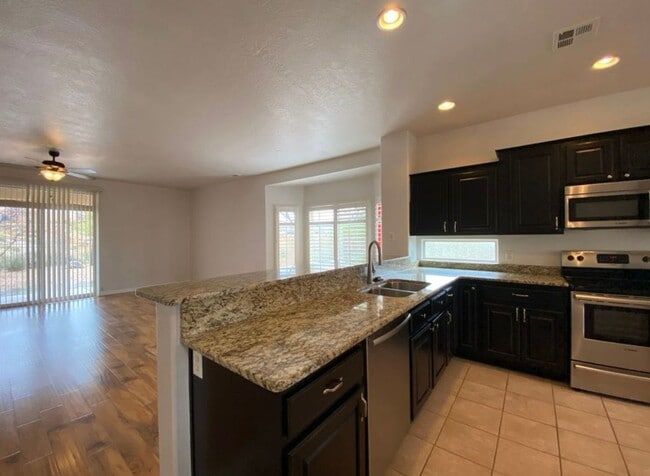 2428 N Expedition Ln in Washington, UT - Foto de edificio - Building Photo